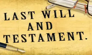 Un testament et des lunettes sur un fond vieilli. L'inventaire après décès est prêt à être signé.