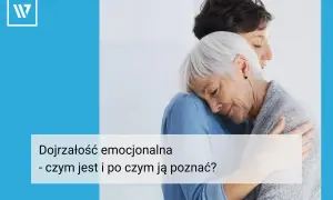 Dwie kobiety w uścisku, starsza opiera głowę na ramieniu młodszej. Obraz symbolizuje, jak dojrzeć emocjonalnie, szukając wsparcia i zrozumienia.