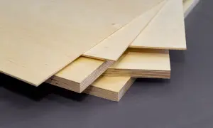 Kilka rodzajów płyt drewnianych ułożonych na sobie. Widać warstwy sklejki, idealne do projektów DIY.