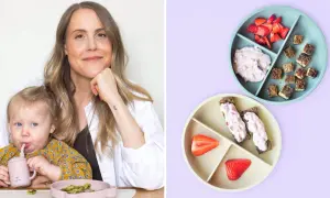 Mamma och barn njuter av en måltid med baby led weaning. Tallrikar med frukt, yoghurt och små bitar av mat.