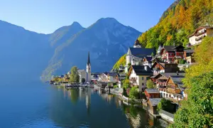 Hallstatt, z czego słynie Austria, to malownicza wioska nad jeziorem, otoczona jesiennymi górami.