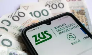 Złotówki i smartfon z aplikacją ZUS. Brak RP-7 to problem z emeryturą, ale aplikacja ZUS może pomóc.