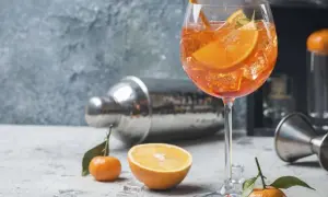 Erfrischender italienischer Aperitif mit Orangen und Eiswürfeln, bereit für einen genussvollen Abend.