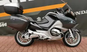 BMW R 1200 RT z kuframi, idealny na długie trasy. Poznaj jego dane techniczne i wybierz się w podróż!