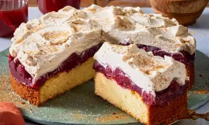 Ein saftiger **kuchen zum Adventskaffee** mit Kirschen und luftiger Sahne, bestäubt mit Zimt. Perfekt für gemütliche Stunden.