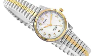 Elegancki zegarek damski Timex z dwukolorową bransoletą i perłową tarczą.