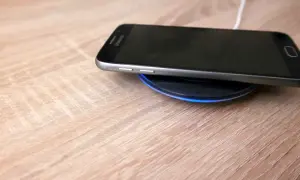 Samsung A52 nie ma ładowania indukcyjnego, ale ten model telefonu ładuje się bezprzewodowo na podstawce.