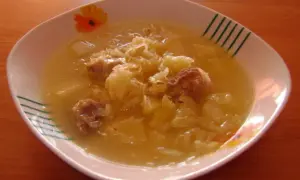 Jaką zupę na golonce przygotować, by zaskoczyć gości?