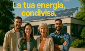 Persone sorridenti davanti a un edificio con pannelli solari, un esempio di comunità energetiche.