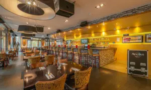 Das Hard Rock Cafe Berlin mit seiner goldenen Bar, bequemen Sitzgelegenheiten und Musik-Memorabilien lädt zum Verweilen ein.