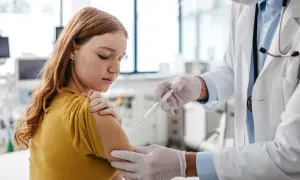 Dziewczynka otrzymuje szczepienie. To ważny krok w zapewnieniu jej zdrowia, podobnie jak fsme immun junior chroni przed kleszczowym zapaleniem mózgu.