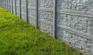 Malowanie płotu betonowego: Poradnik eksperta. Uniknij błędów!