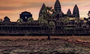 Zachód słońca nad Angkor Wat, idealne miejsce na wymarzone loty do Kambodży.