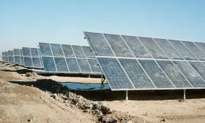 Fila de placas solares sucias bajo un cielo azul claro. La suciedad y el polvo cubren la superficie de los paneles, reduciendo su eficiencia.