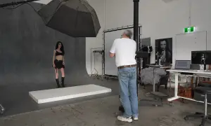 Peter Coulson fotografuje modelkę w studiu.