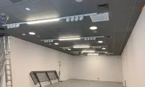 Nowy sufit armstrong z oświetleniem i klimatyzacją, gotowy do montażu.