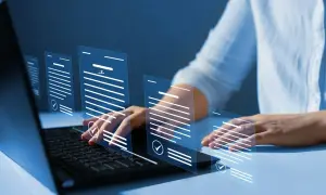 Dłonie nad klawiaturą laptopa, nad którymi unoszą się wirtualne dokumenty, jak zaświadczenie o zameldowaniu.