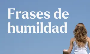 Mujer meditando en un campo de flores amarillas, bajo un cielo azul. El texto "Frases de humildad" aparece en grande.