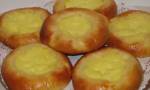 Sześć puszystych drożdżówek z budyniem, idealnych na deser lub śniadanie.