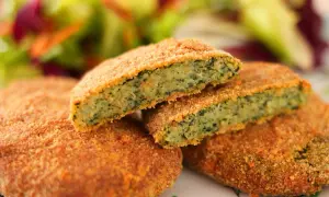 Deliziose spinacine fatte in casa, dorate e croccanti, con un cuore verde e morbido. Accompagnate da un'insalata fresca.