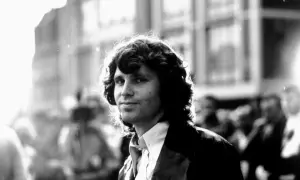 Jim Morrison, z burzą włosów i spojrzeniem wprost w obiektyw. Czy Jim Morrison miał dzieci? To pytanie pozostaje bez odpowiedzi, podobnie jak wiele innych tajemnic związanych z legendą rocka.