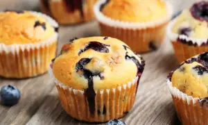 Frisch gebackene Blaubeermuffins mit saftigen Blaubeeren, perfekt für ein einfaches Blaubeermuffins Rezept.