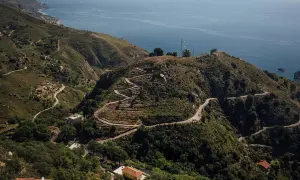 Serpentinenstraßen schlängeln sich durch die Hügel bei Taormina. Entdecken Sie versteckte Orte und genießen Sie die Aussicht auf das Meer – Taormina Geheimtipps für Abenteurer.