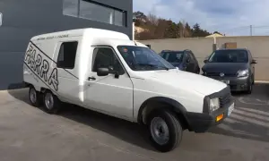Biały Citroen C15 z podwójnymi tylnymi kołami i napisem "FARRA" na boku, gotowy do transportu materiałów.