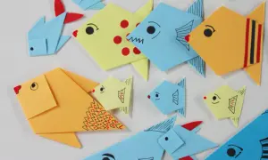 Kolorowe origami do druku w kształcie rybek, ozdobione rysunkami.