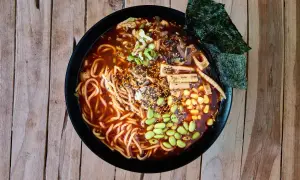 Miseczka aromatycznego ramenu z edamame, kukurydzą i nori. Zastanawiasz się nad ramen kcal?