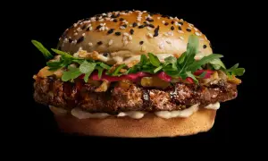 Ile kosztuje burger? Sprawdź ceny fast food, rzemieślniczych i Wagyu