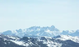 Picos nevados de Europa bajo un cielo azul claro.