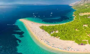 Zlatni Rat, jedna z najpiękniejszych plaż w Europie, z turkusową wodą i sosnowym lasem.