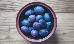 Un vasetto di prugne viola, succose e pronte a fare andare in bagno.