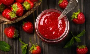 Frische Erdbeeren und ein Glas selbstgemachte Erdbeermarmelade. Ein einfaches Erdbeermarmelade Rezept für den Sommer.