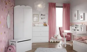 Białe szafki do pokoju dziecięcego, w tym szafa, komoda i skrzynia na zabawki, tworzą przytulną przestrzeń.