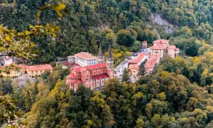 Basílica de Covadonga, rodeada de bosques otoñales. Un lugar emblemático cerca de las cuevas de Cangas de Onís.