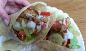 Dwie porcje pysznego, domowego kebab w tortilli z kurczakiem, warzywami i sosem. Idealne na szybki lunch.