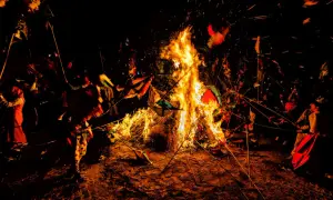 Fiamme danzanti e scintille illuminano la notte di Castignano. Figure festanti agitano colorati "moccoli" attorno a un grande falò, in un'antica tradizione che riscalda il cuore.
