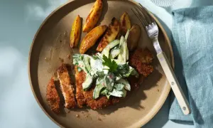 Krispigt schnitzel recept med klyftpotatis och krämig gurksallad. En perfekt middag!