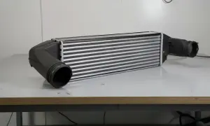 Chłodnica powietrza, czyli intercooler, z dwoma czarnymi wlotami.