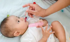 Dziecko otrzymuje suplementację witaminy D z pipetki.