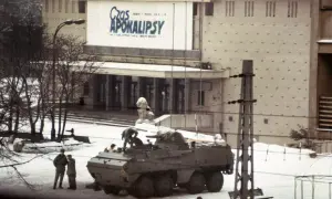 Wóz bojowy na śniegu, ludzie w mundurach, budynek z napisem "Czas Apokalipsy". Atmosfera przypomina stan wojenny.