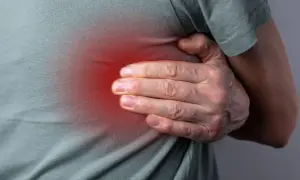 Uomo si tiene il fianco, con un'area rossa che indica un dolore tipo scossa elettrica.