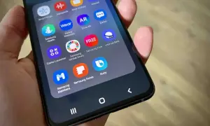 Na ekranie telefonu Samsung widać ikonę Bixby. To asystent głosowy, który odpowiada na pytania i wykonuje polecenia.