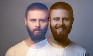 Dwóch mężczyzn, jeden z uśmiechem, drugi z poważną miną, jakby w stanie manii.