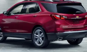 Czerwony Chevrolet Equinox z eleganckimi felgami i chromowanymi detalami, gotowy na każdą podróż.