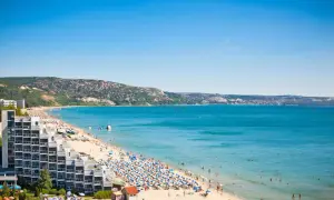 Tłum ludzi na plaży w Złotych Piaskach, Bułgaria. Zastanawiasz się, ile trwa lot do Bułgarii? To idealne miejsce na wakacje!