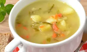 Jak zrobić zupę ogórkową z kiszonych ogórków - prosty przepis krok po kroku