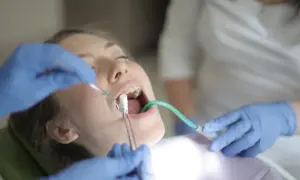 Czy ząb leczony kanałowo jest martwy? Objawy, skutki i jak o niego dbać